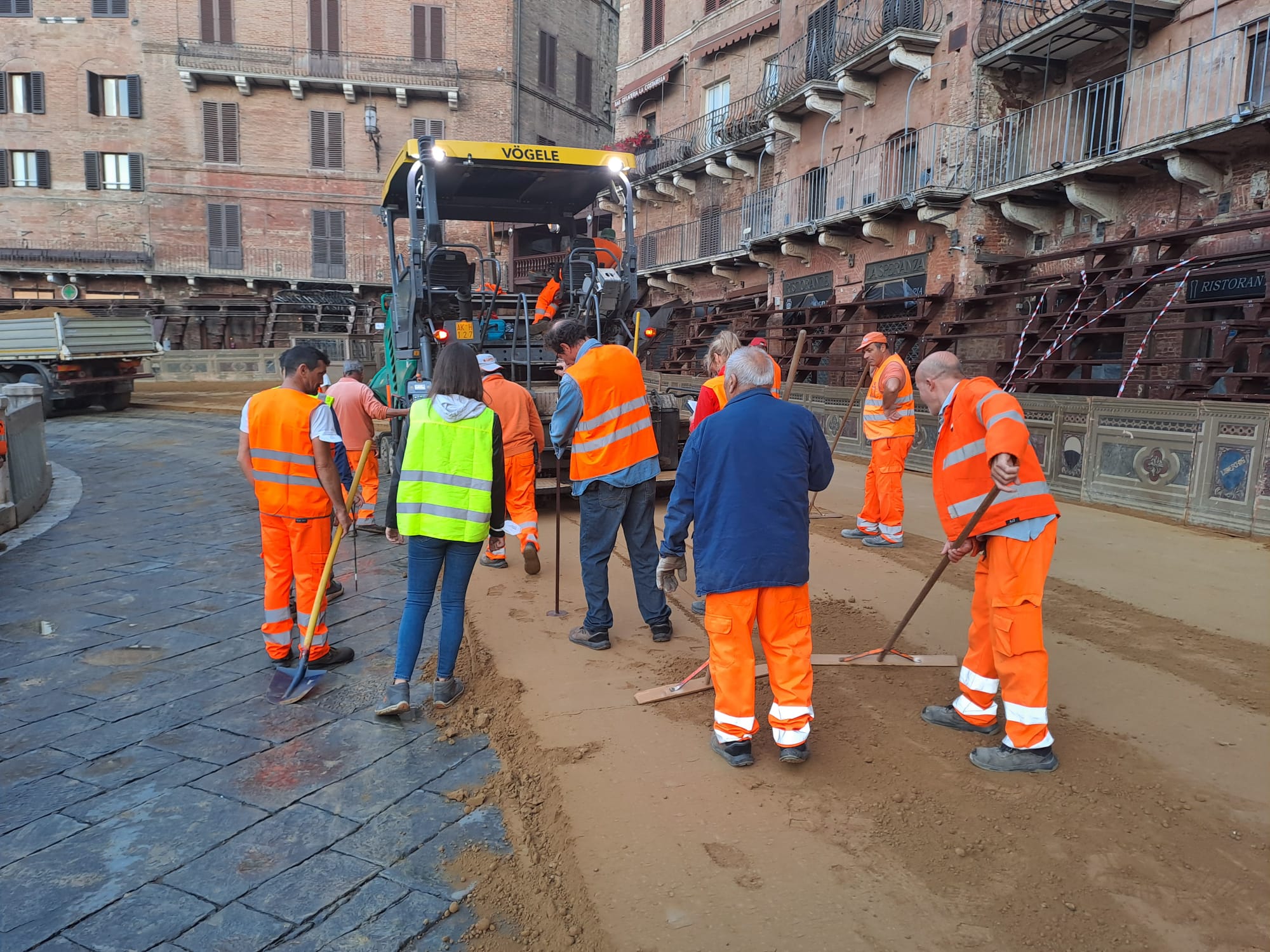 Posa tufo Piazza del Campo