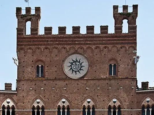 palazzo comunale crop